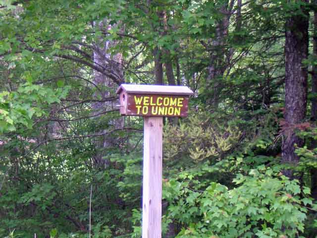 "Welcome to Union" birdhouse sign